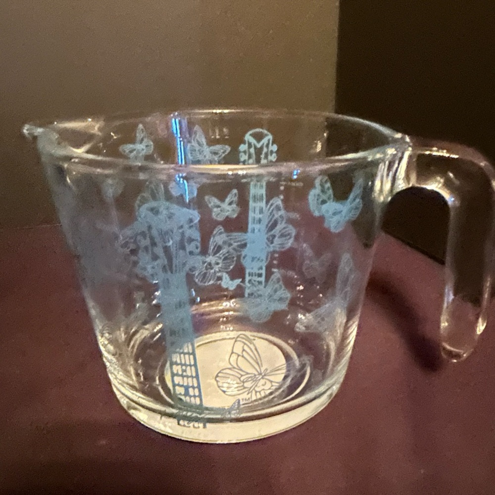 Dolly Parton 🦋 Clear Glass Measuring Cup - Handle Guitar Butterflies NEW